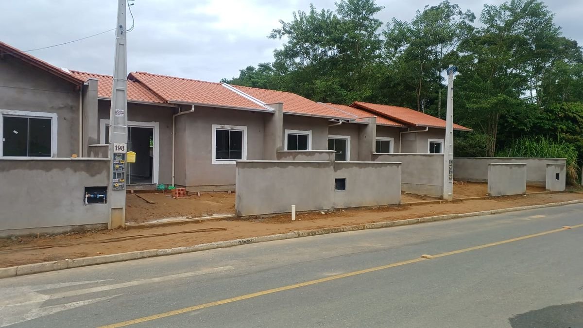 Casas geminadas antes da pintura, ainda no reboco cru
