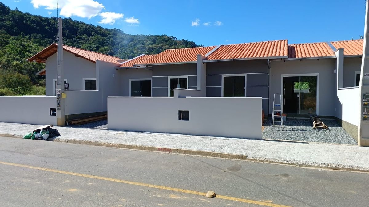 As casas geminadas depois da pintura externa da Pamagus, em cinza com detalhes brancos