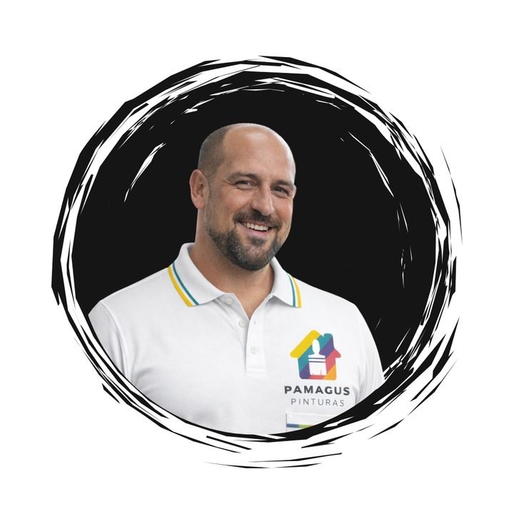 Márcio, sócio da Pamagus, sorrindo, de camisa polo branca com o logo da empresa